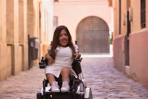 Imagen de una mujer con discapacidad auditiva interactuando en un entorno social