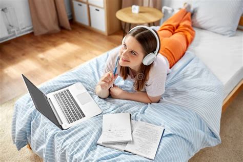 Foto de un estudiante con audífonos en un entorno educativo