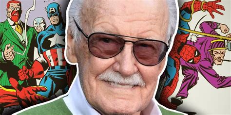 Foto de Stan Lee sonriendo con el logo de Marvel al fondo