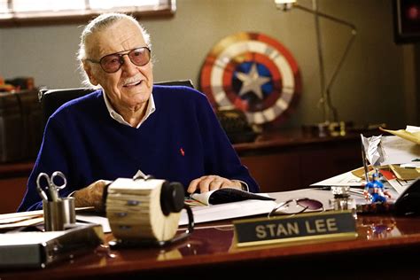 Foto de Stan Lee firmando cómics en una convención