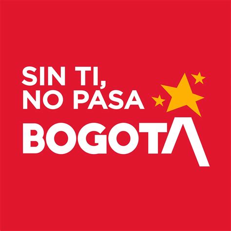 Anciano bailando reggaeton con energía y alegría en una clase grupal