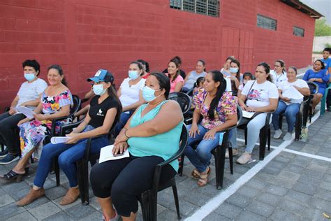 Fotografía de mujeres participando en un taller municipal de emprendimiento