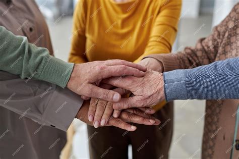 Manos de adultos mayores entrelazadas, simbolizando apoyo y conexión