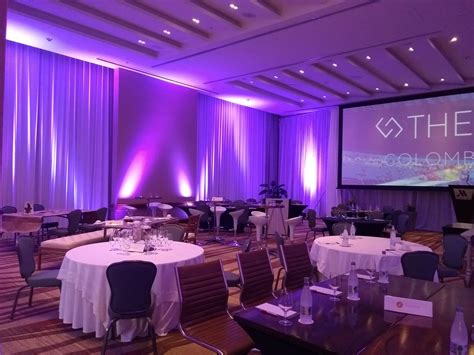 Interior de un salón multiuso preparado para un evento
