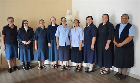 Fotografía de Hijas de la Caridad cuidando a ancianos