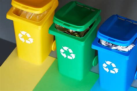 Disposición de contenedores de reciclaje y residuos en una obra