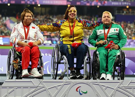 Foto de atletas paralímpicos celebrando en una competición