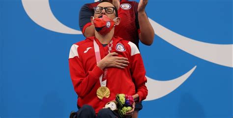 Foto de Alberto Abarza celebrando su medalla de oro en natación
