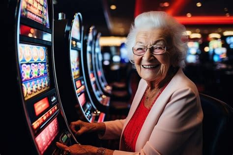 Foto temática de una persona mayor jugando en una máquina tragamonedas