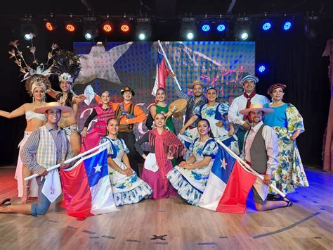 Adultos mayores interpretando danzas folclóricas chilenas