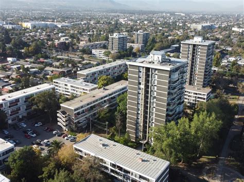 Fotografía aérea de la Villa Frei mostrando la extensión de áreas verdes y edificios