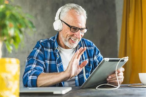 Foto de una persona mayor utilizando una tablet con una aplicación de juegos de memoria