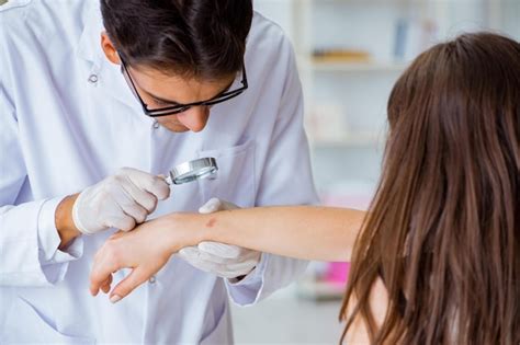 Foto de una mano examinando la piel del pecho de un adulto mayor para detectar moretones o decoloraciones.
