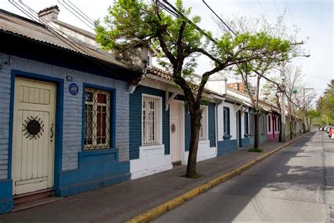 Foto panorámica del barrio Providencia, Santiago, con el metro o edificios emblemáticos