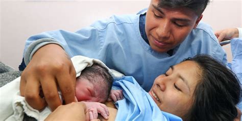 Fotografía de un bebé en contacto piel con piel con su madre o cuidador.