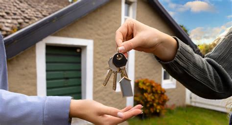 Adultos mayores recibiendo llaves de una vivienda subvencionada.