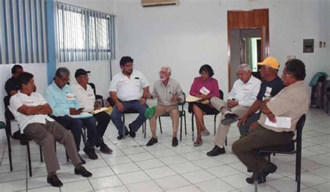 Educadoras y apoderados interactuando en una entrevista o grupo focal