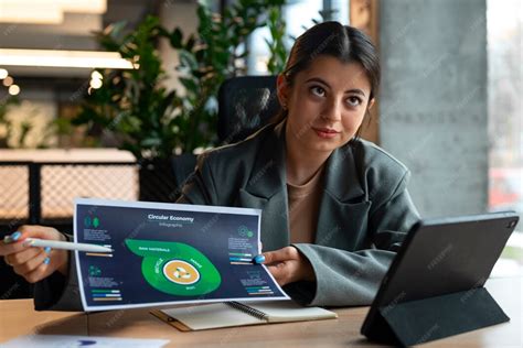 Foto temática de una persona manejando finanzas online en una tablet