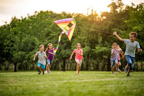 Foto: Niños jugando al aire libre en un parque