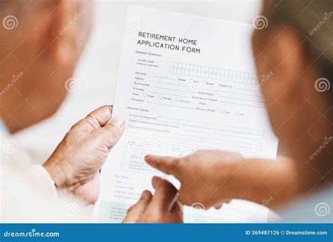 Foto temática: documentos legales o mano sobre formularios de pensión