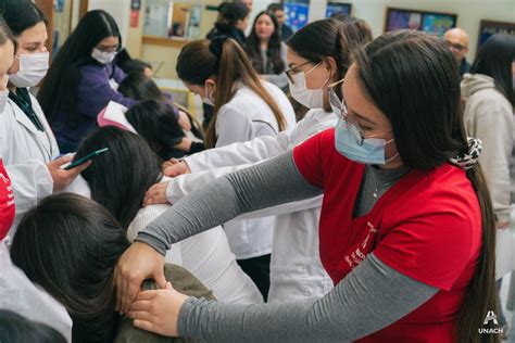 Jóvenes con discapacidad cognitiva en taller de masoterapia en Curicó