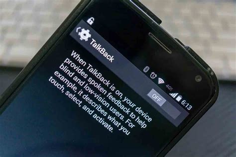 Esquema visual de cómo Google TalkBack interactúa con los elementos de la interfaz de usuario en un dispositivo Android, resaltando los cuadros de enfoque y la salida de voz.