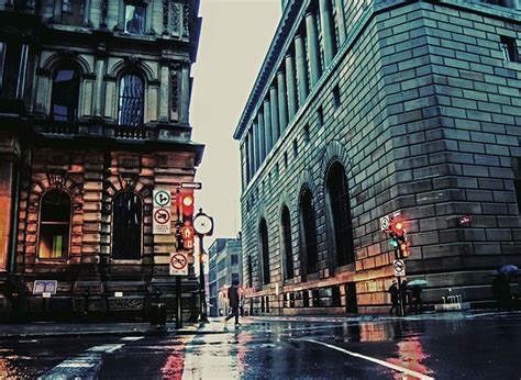 Adolescentes en un taller de fotografía urbana, capturando imágenes con cámaras DSLR