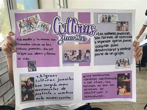 Adolescentes mostrando sus fotos en una exposición, con descripciones escritas a mano