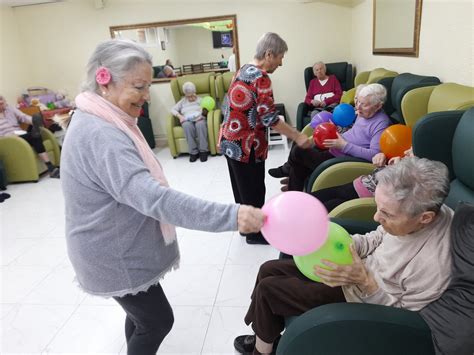 Esquema de los beneficios de la interacción intergeneracional para adultos mayores