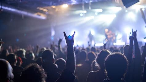 Foto de un concierto de rock con músicos de avanzada edad enérgicos en el escenario
