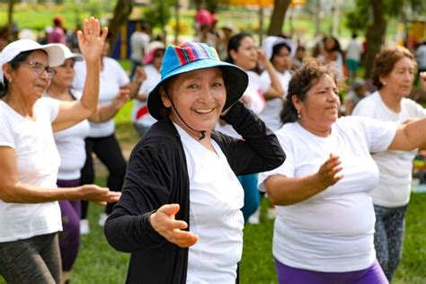Foto de adultos mayores realizando actividades recreativas en un club