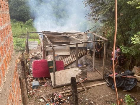 Foto de una casa calcinada tras un incendio
