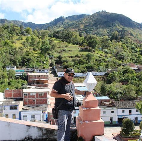 Collage de memes populares que se compartieron en redes sociales para celebrar el Día Nacional de las Personas Mayores.