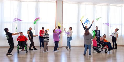 Niños participando en una clase de danza inclusiva, algunos utilizando sillas de ruedas.