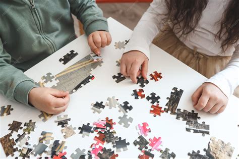 Abuelos y nietos armando un rompecabezas juntos