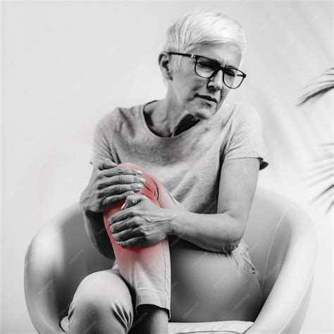 Imagen ilustrativa de una persona mayor con dolor de rodilla al correr