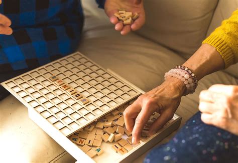 Juego de mesa adaptado para adultos mayores con afasia