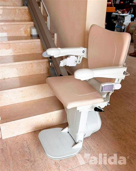 Foto de una silla salvaescaleras instalada en una escalera recta