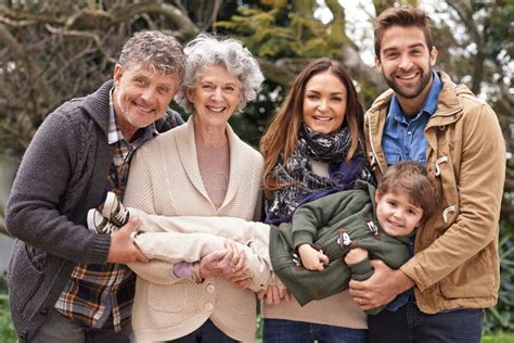Foto de una familia intergeneracional interactuando felizmente