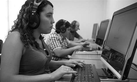 Voluntarios grabando audiolibros para personas con discapacidad visual