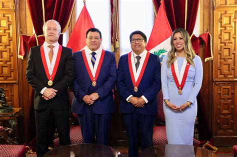 Foto de la mesa directiva del seminario con autoridades