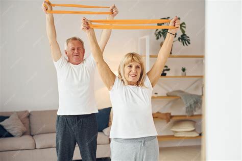 Hombre y mujer mayores haciendo ejercicio juntos