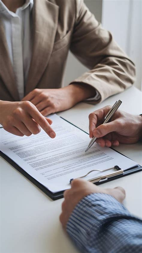 Firma de convenio entre dos organizaciones benéficas, con personas mayores presentes