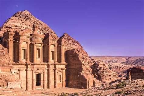 Infografía o mapa de lugares turísticos accesibles en Jordania