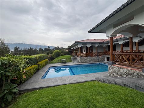 Instalaciones de un hotel campestre con piscina y jardines