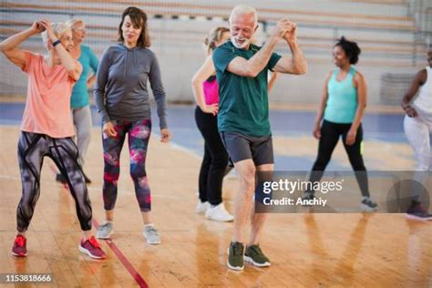 Personas mayores bailando Zumba en un club, sonriendo y activas