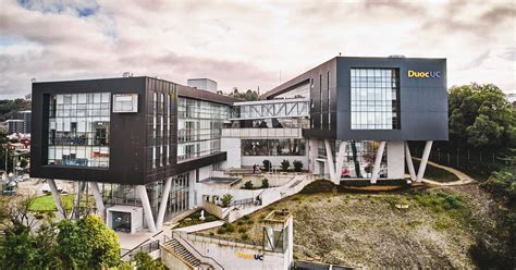 Foto panorámica de una sede moderna de Duoc UC