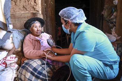 fotografía de enfermero o enfermera realizando atención domiciliaria en una zona rural