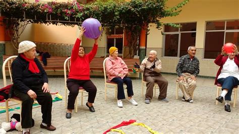 Foto: Adultos mayores en actividades recreativas en un hogar de ancianos
