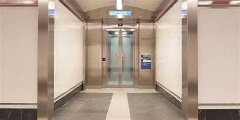 Fotografía de uno de los ascensores instalados en la estación de metro
